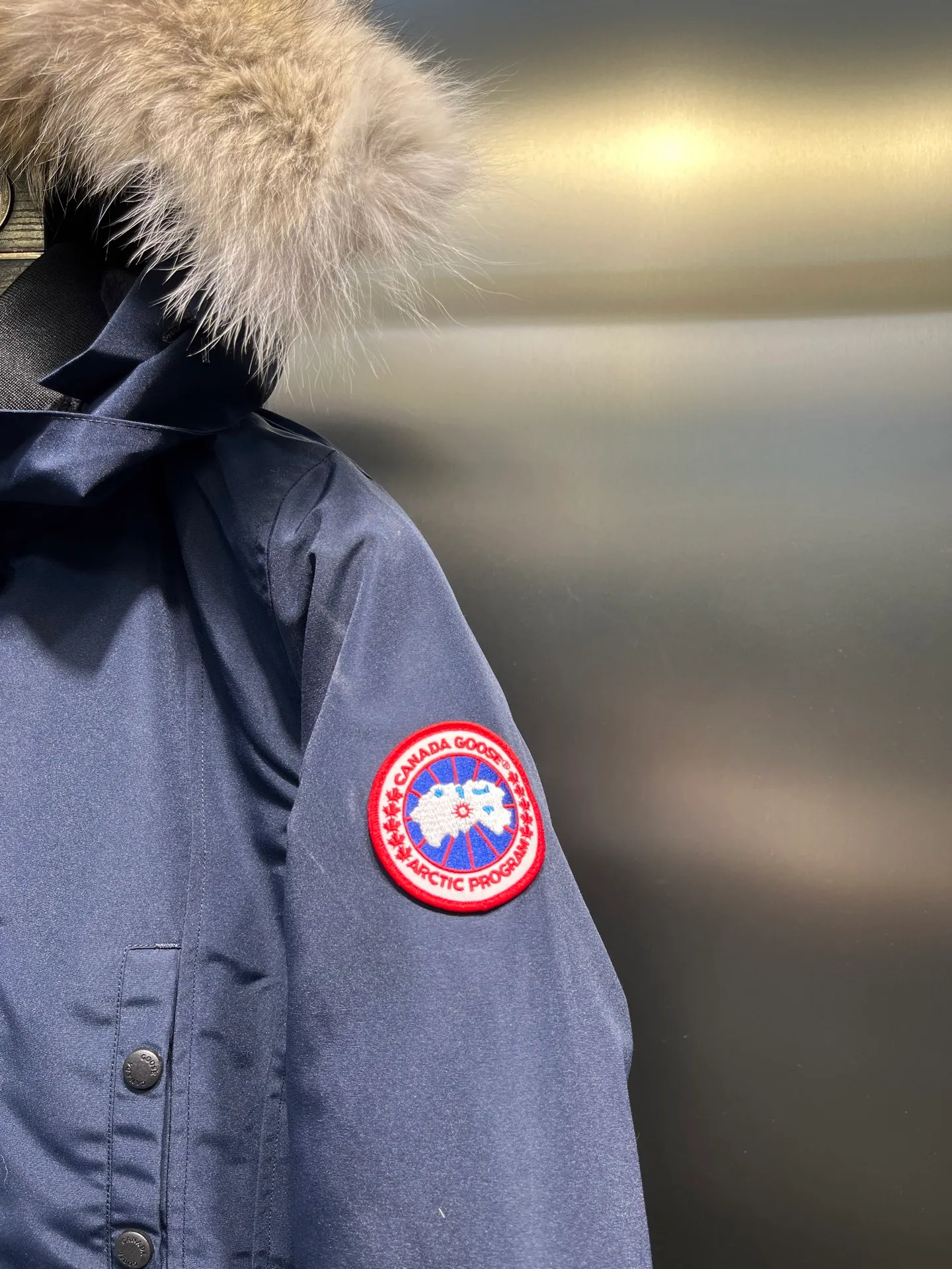 P860 🇨🇦🇨🇦CANADA GOOSE 12 women's models, factory direct supply: supplying global purchasing agents, micro-businesses, entities, Tmall, high-end stalls and studio cooperation, free shipping! Trillium Parka Women's 12 "popular" women's models are chosen by Arctic and Antarctic scientific expedition teams as winter wear, the Rolls-Royce of down jackets. ➖ Industry-leading anti-counterfeiting chip sensing. ➖ Imported Behringer embroidery machines and customized embroidery labels, the highest level and industry leading. ➖ Imported Korean 21-count polyester-cotton blended original fabric, TC85 waterproof coated fabric, water-repellent, windproof and wear-resistant. ➖ The new national standard 80 white duck down is filled with an average of 520 grams of down. The amount of down filled is industry-leading. ➖ 100% nylon lon lining with double double-layer sealing design to prevent velvet running, seamless thread design on cuffs! ➖ Western Canadian Green Wolf Collar. ➖ Yoshida YKK provides original factory-customized electroplated sliders. YKK two-way lockable zippers are tight and smooth and do not peel off paint. ➖ 3M composite Velcro is durable and the accessories and hardware are all custom-made. Note: Our copywriting is only simple and clear. Instead of bragging about the copywriting, it is better to compare and understand with samples. Only for the purest, most focused, most professional, highest quality, and most cost-effective!  SIZE:S-XXL